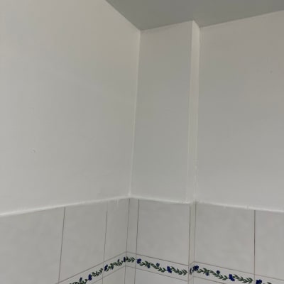 פינת קיר עם אריחים ותפרי איטום