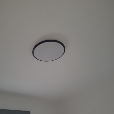 מנורת תקרה עגולה מותקנת על תקרה לבנה