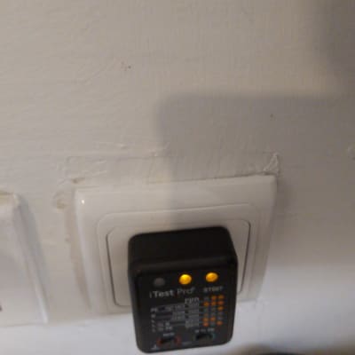 בודק שקע חשמלי עם מכשיר בדיקה