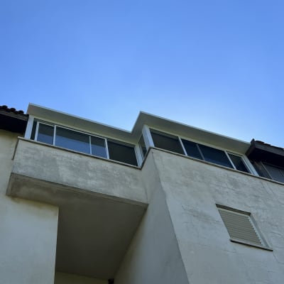 חלונות אלומיניום במרפסת בקומה עליונה