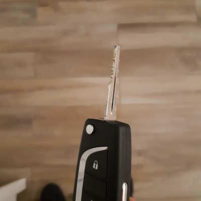 מפתח רכב עם שלט רחוק ושני כפתורים