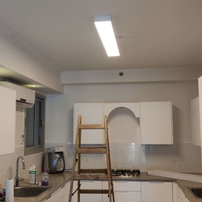 סולם עץ מתחת לגוף תאורה בתקרה