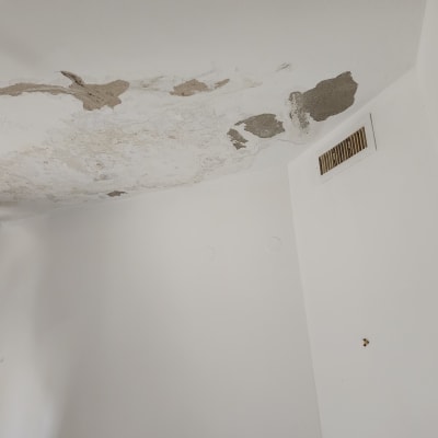 תקרה מתקלפת עם כתמי רטיבות ועבודת תיקון