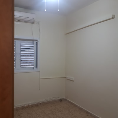 קירות צבועים בלבן בחדר ריק עם חלון