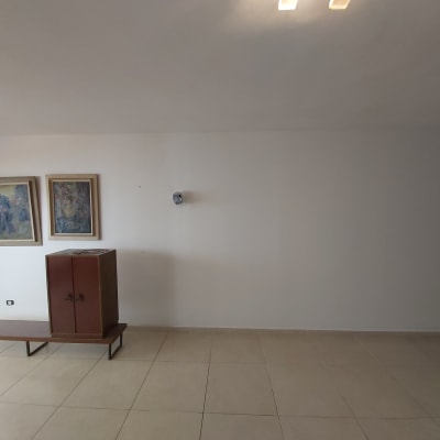 קיר גבס עם תמונות ותאורה עליונה