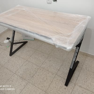 שולחן עטוף בניילון מוכן להובלה