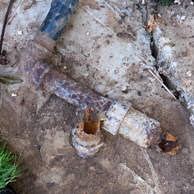 צינור חלוד שבור על הקרקע