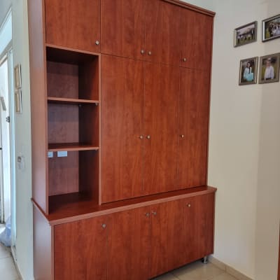 ארון עץ עם דלתות ומדפים פתוחים