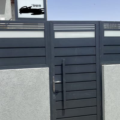 שער חשמלי מתכת אפור עם ידית אנכית