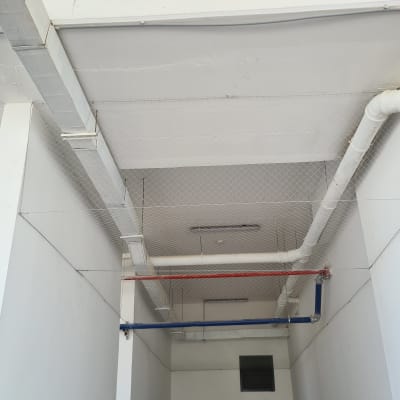 רשת למניעת כניסת יונים מותקנת בתקרה