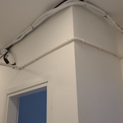 צינורות מיזוג אוויר על קיר לבן