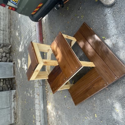 שולחן עץ עם ספסלים ברחוב ליד רכב