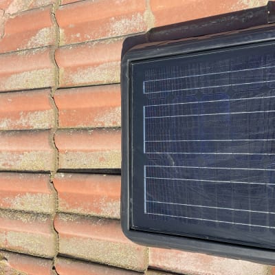 רעפים אדומים עם פאנל סולארי על הגג