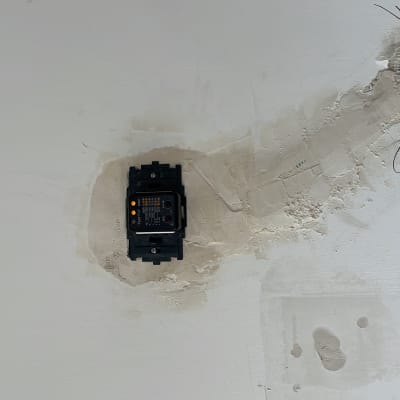 מתג חשמלי מותקן בקיר עם חוטים חשופים