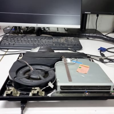 מחשב פתוח עם מאוורר, מקלדת ומסך