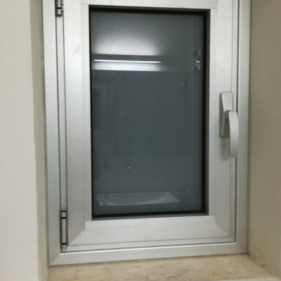 חלון אלומיניום עם ידית כסופה