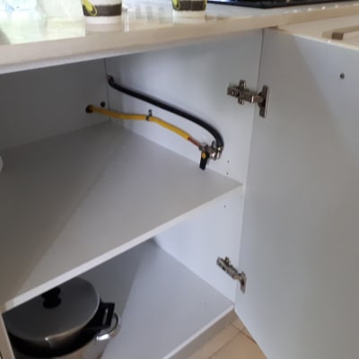 צינור גז צהוב ושחור בארון מטבח פתוח
