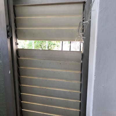 תריסים אפורים עם חריצים פתוחים מעט