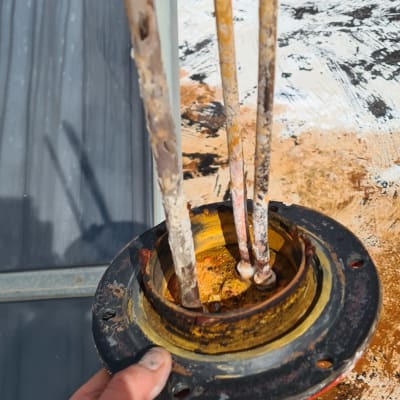 חלקי דוד שמש עם צינורות חלודים על גג