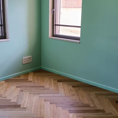 רצפת פרקט עץ בהתקנה בזווית אלכסונית