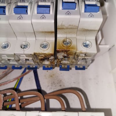 מפסקי חשמל עם סימני שריפה וחוטים מחוברים