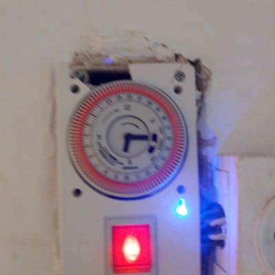 טיימר חשמלי עם נורית חיווי כחולה ואדומה