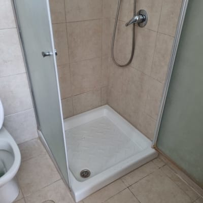 מקלחון עם ראש מקלחת וצינור מתכת