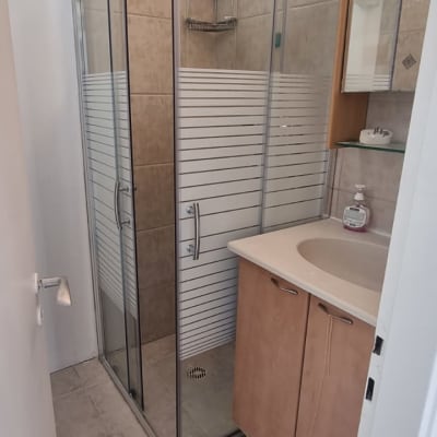 מקלחון זכוכית עם דלתות הזזה ושיש חדש