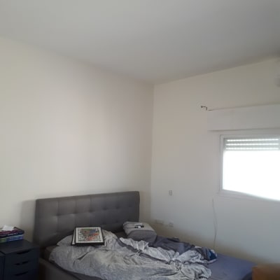 תמונה ממוסגרת מונחת על מיטה בחדר שינה