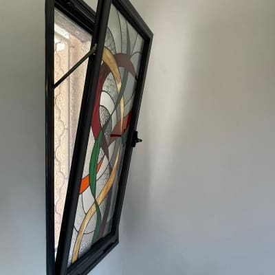 חלון אלומיניום עם זכוכית צבעונית פתוח חלקית