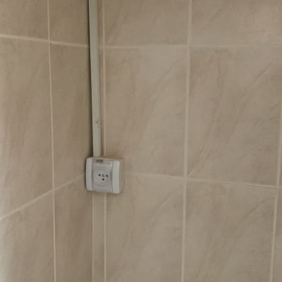 שקע חשמל מותקן על קיר אריחים