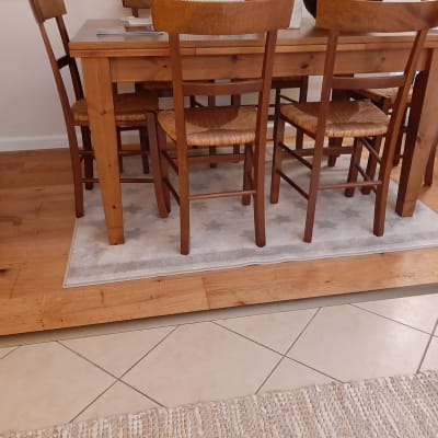 רצפת פרקט עץ מתחת לשולחן וכיסאות עץ