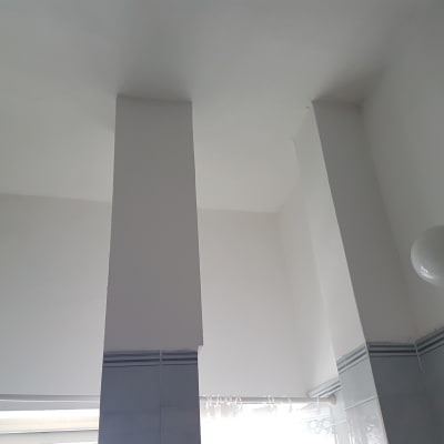 קירות ותקרה צבועים בלבן עם אריחים כחולים