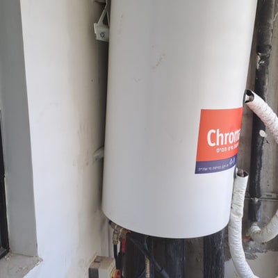 דוד שמש מותקן על קיר עם צינורות מחוברים