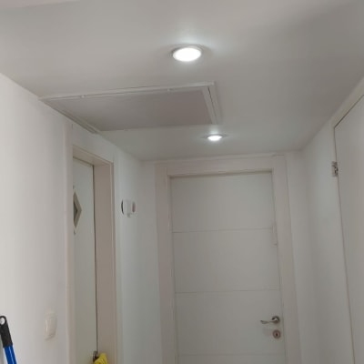 תקרת גבס עם תאורה שקועה במסדרון