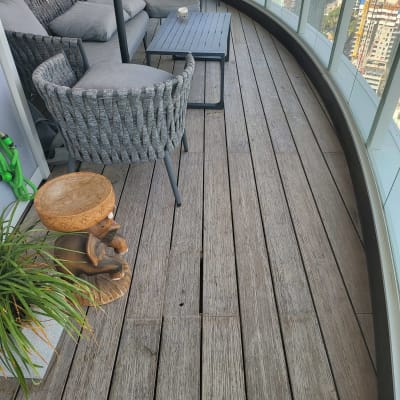 רצפת עץ במרפסת עם שולחן וכיסאות