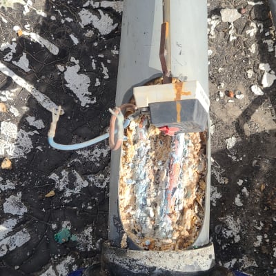 חלק עליון של דוד שמש עם חיבורים חשמליים גלויים