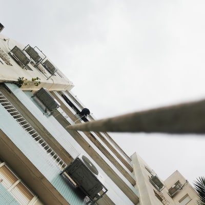 בניין גבוה עם מזגנים וחבל טיפוס