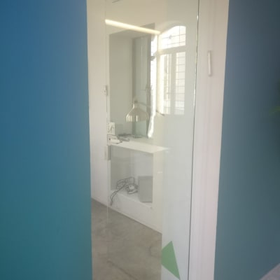 דלת זכוכית שקופה עם ידית מתכת