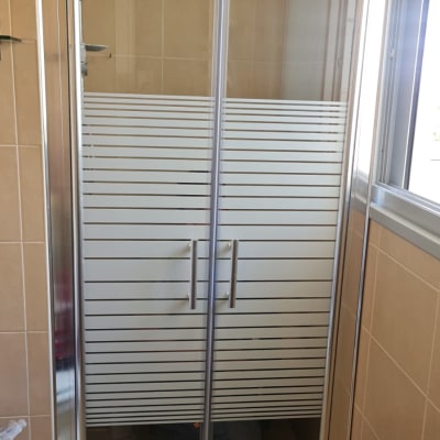 מקלחון זכוכית עם דלתות ומקלחת גשם