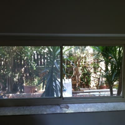 חלון אלומיניום עם מסגרת לבנה