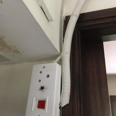 מתג חשמלי עם כבל גמיש על קיר