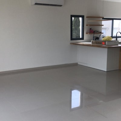 מטבח נקי עם רצפה מבריקה ומוצרי ניקוי על השיש