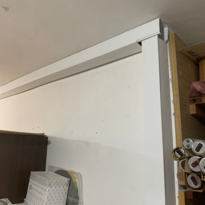 קופסאות וכלים על מדף, צינורות מאוחסנים בצד