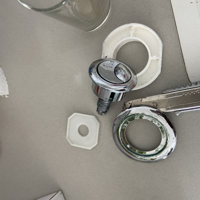 חלקי ברז, סכין יפנית וטבעת מתכת על שולחן