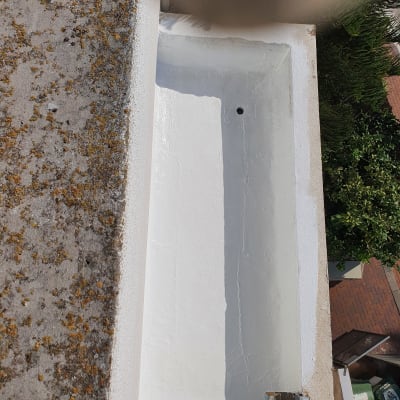 משטח אטום בלבן עם חור ניקוז