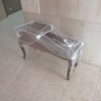 רהיט עטוף בניילון מוכן להובלה