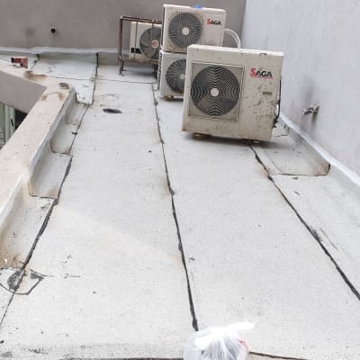 גג אטום עם יריעות ביטומניות ומזגנים