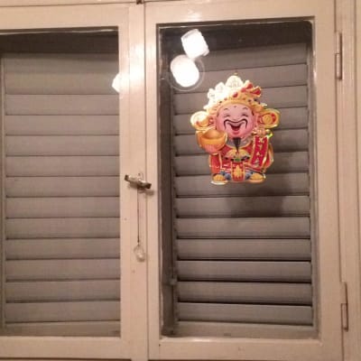 חלון זכוכית עם מדבקה צבעונית