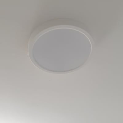 מנורת תקרה עגולה מותקנת על תקרה לבנה